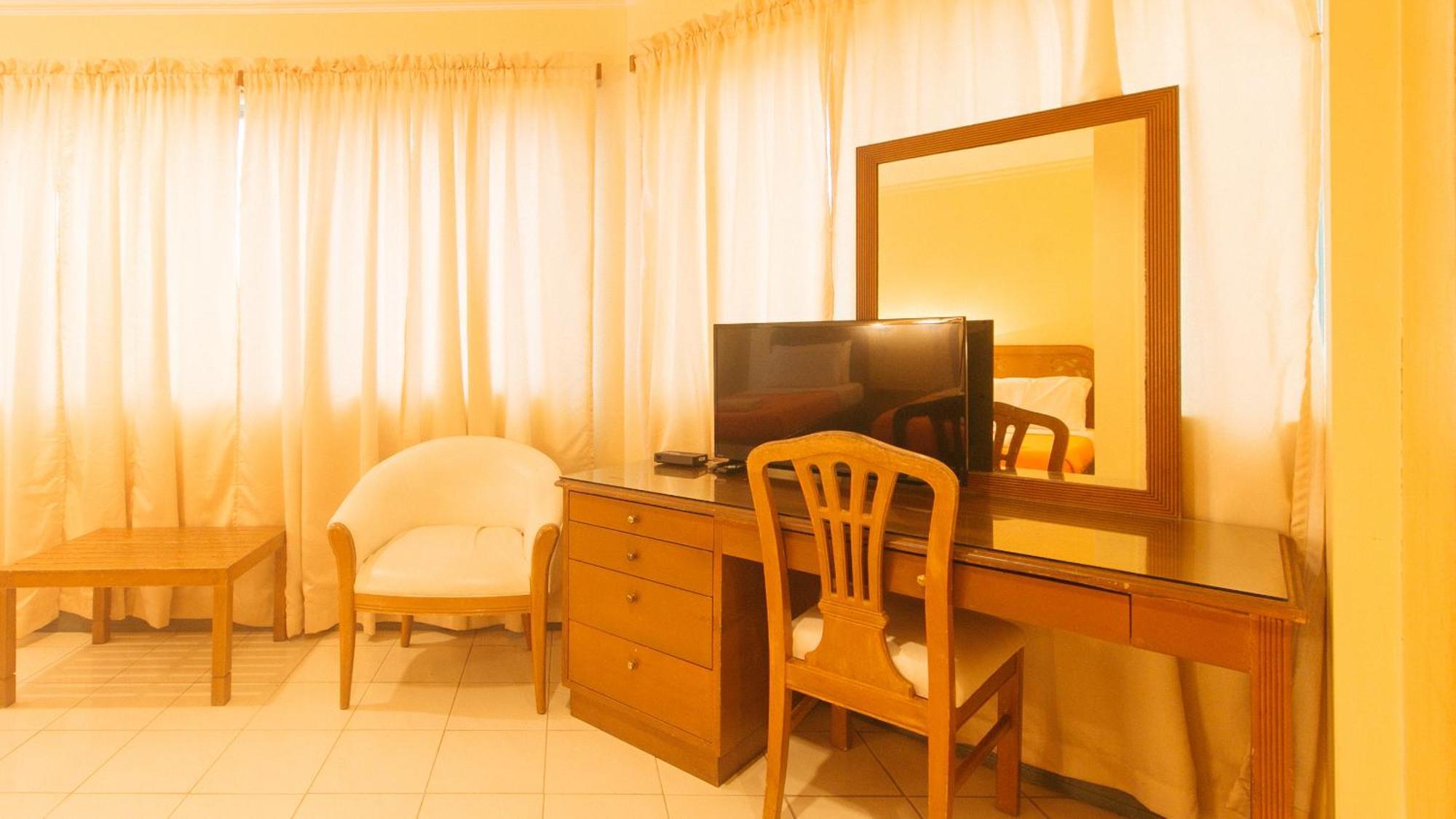 Royal Am Rei Hotel By Reddoorz Bacolod Buitenkant foto