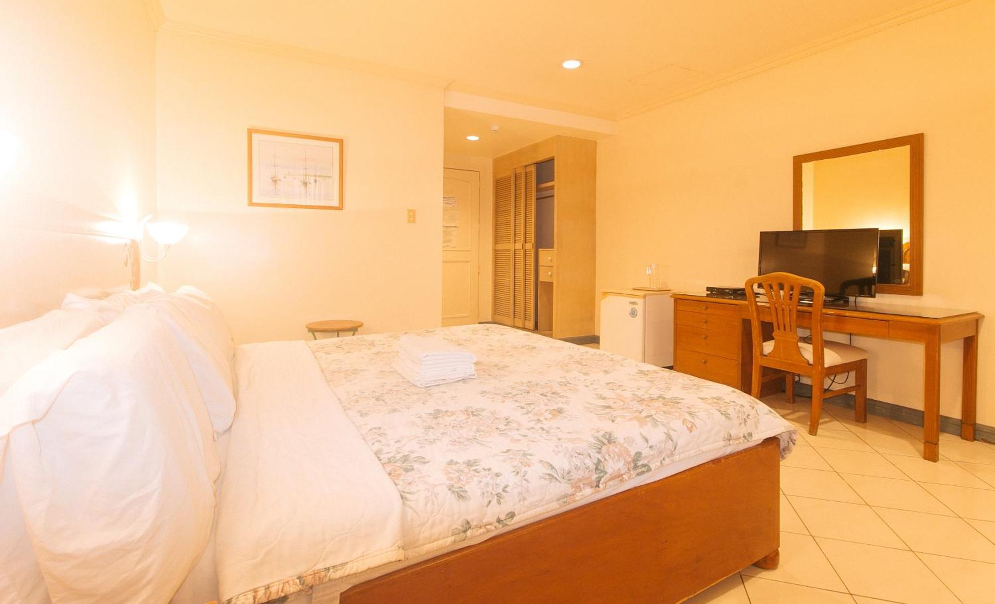 Royal Am Rei Hotel By Reddoorz Bacolod Buitenkant foto