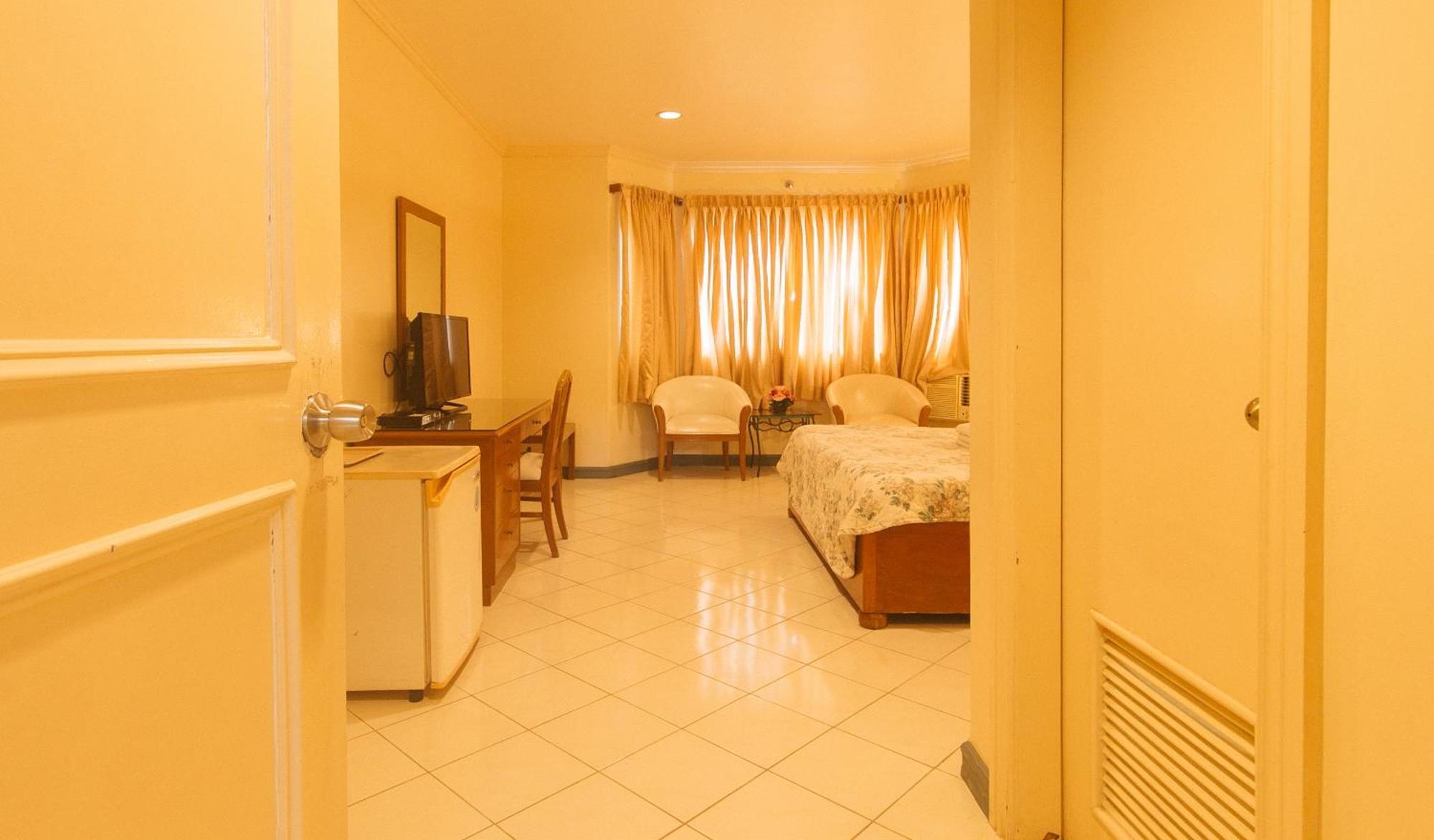 Royal Am Rei Hotel By Reddoorz Bacolod Buitenkant foto